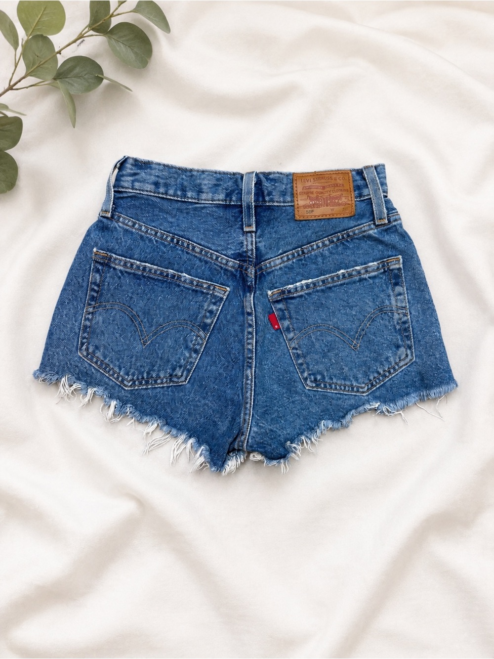Levi’s 501 Original High Rise Distressed Denim Shorts Size 24 - Picture 2 of 4